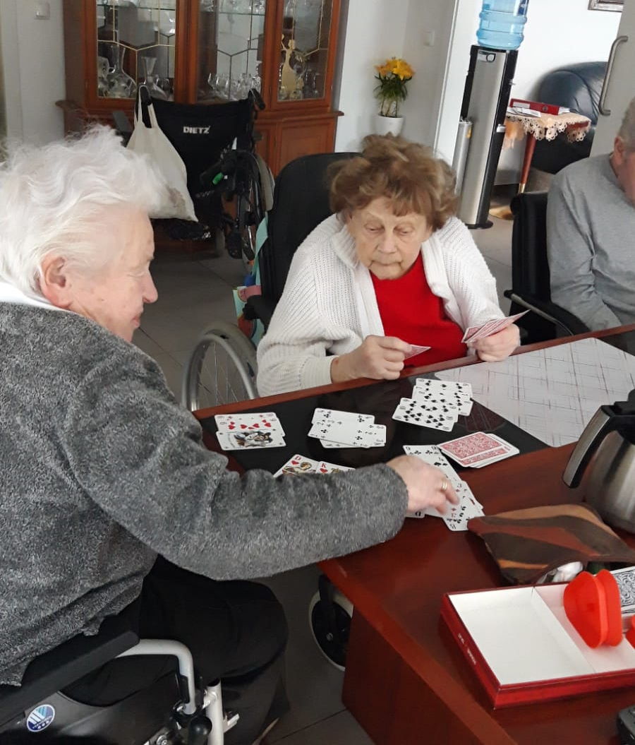zwei Bewohner spielen am Tisch ein Kartenspiel